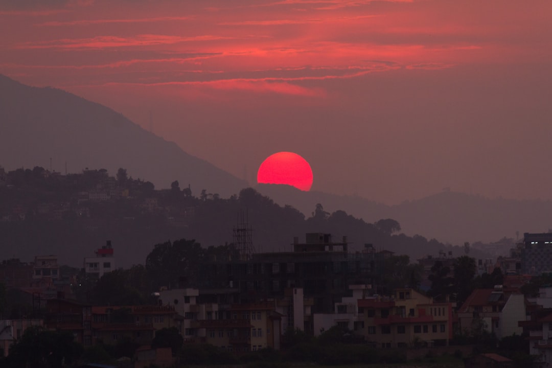 En este momento estás viendo Los Mejores Lugares para Ver Amanecer y Atardecer en Nepal: Una Guía Completa