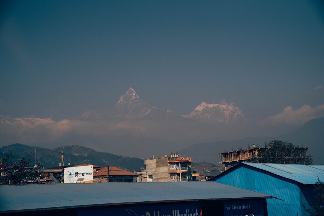 You are currently viewing Pokhara vs Katmandou : Quelle Ville Choisir pour Votre Voyage au Népal ?