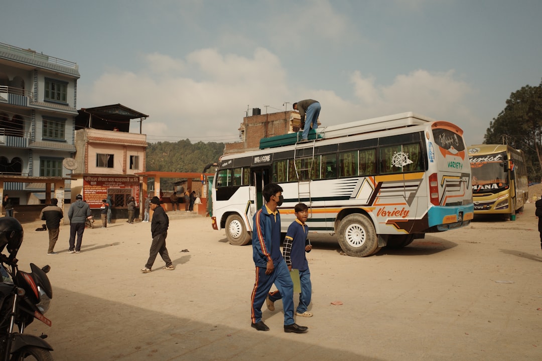 En este momento estás viendo Transporte en Nepal: Guía Completa de Autobuses, Vuelos y Taxis para Tu Aventura