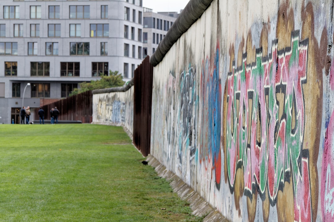 Du betrachtest gerade Die Geschichte der Berliner Mauer: Was Sie heute noch besichtigen können – Ein umfassender Reiseführer