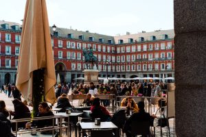 Lee más sobre el artículo Los Mejores Hostales en España para Mochileros en 2026: Guía Completa de Alojamiento Económico