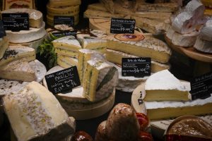 Lee más sobre el artículo Guía Completa de Quesos Franceses: El Paraíso de los Amantes del Queso en Francia