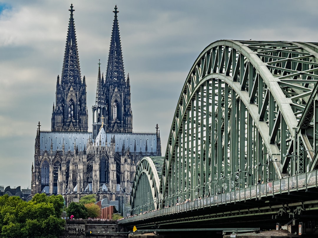 You are currently viewing Guide Complet de Cologne : Cathédrale Gothique, Rhin et Patrimoine Culturel