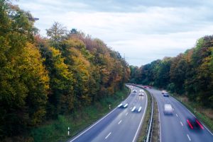 Mehr über den Artikel erfahren Autofahren in Deutschland: Autobahn-Regeln und wichtige Tipps für sichere Fahrten
