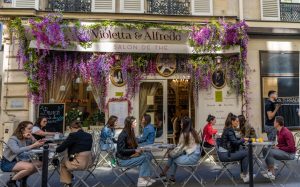 Mehr über den Artikel erfahren Französische Tischmanieren: Die häufigsten Benimm-Fehler deutscher Touristen in Frankreich