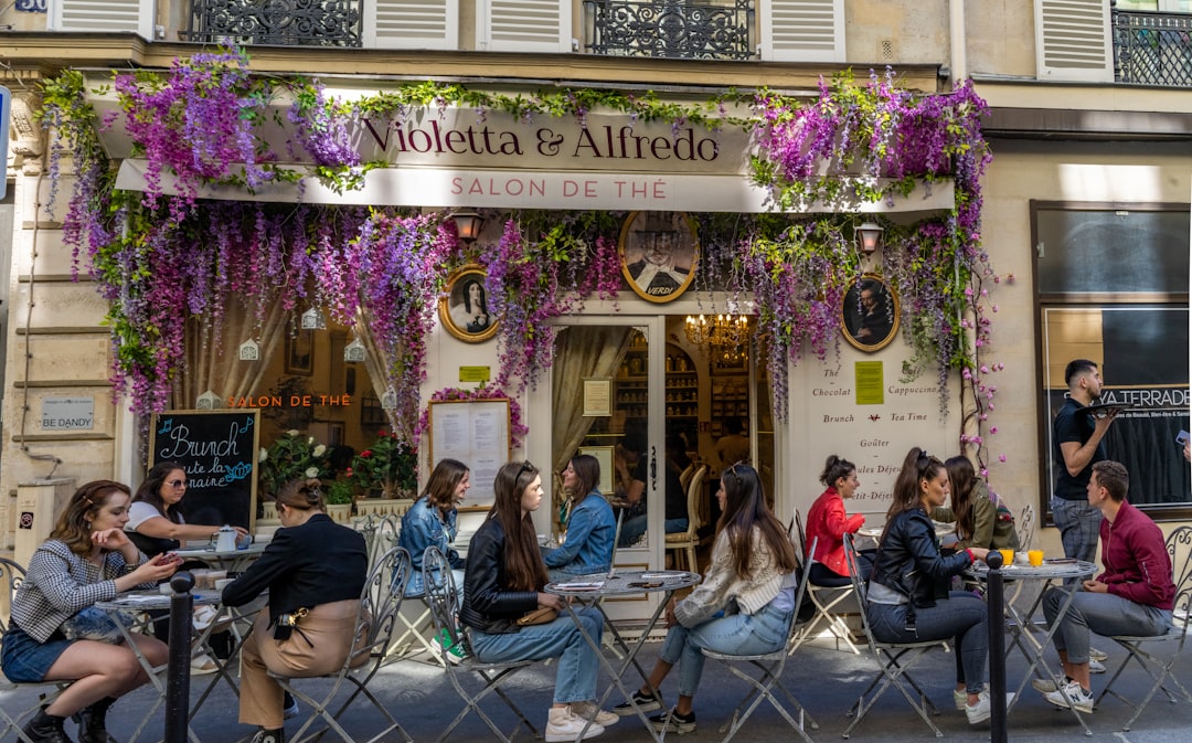 Du betrachtest gerade Französische Tischmanieren: Die häufigsten Benimm-Fehler deutscher Touristen in Frankreich