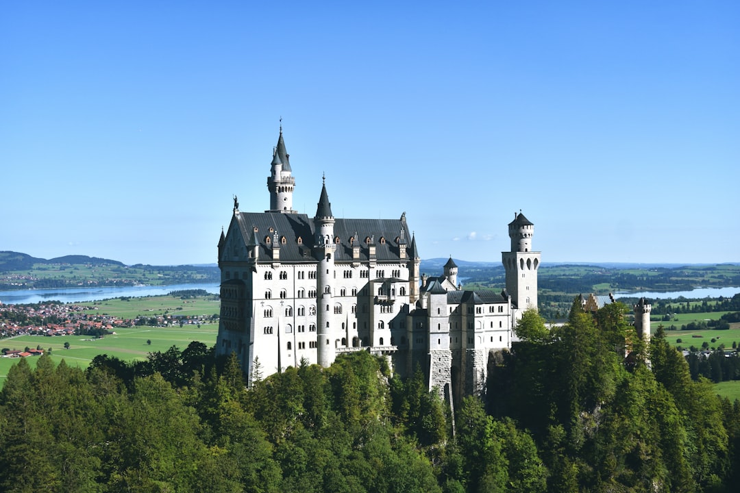 En este momento estás viendo Guía Completa de Historia de Alemania para Viajeros: Desde el Imperio Romano hasta la Reunificación