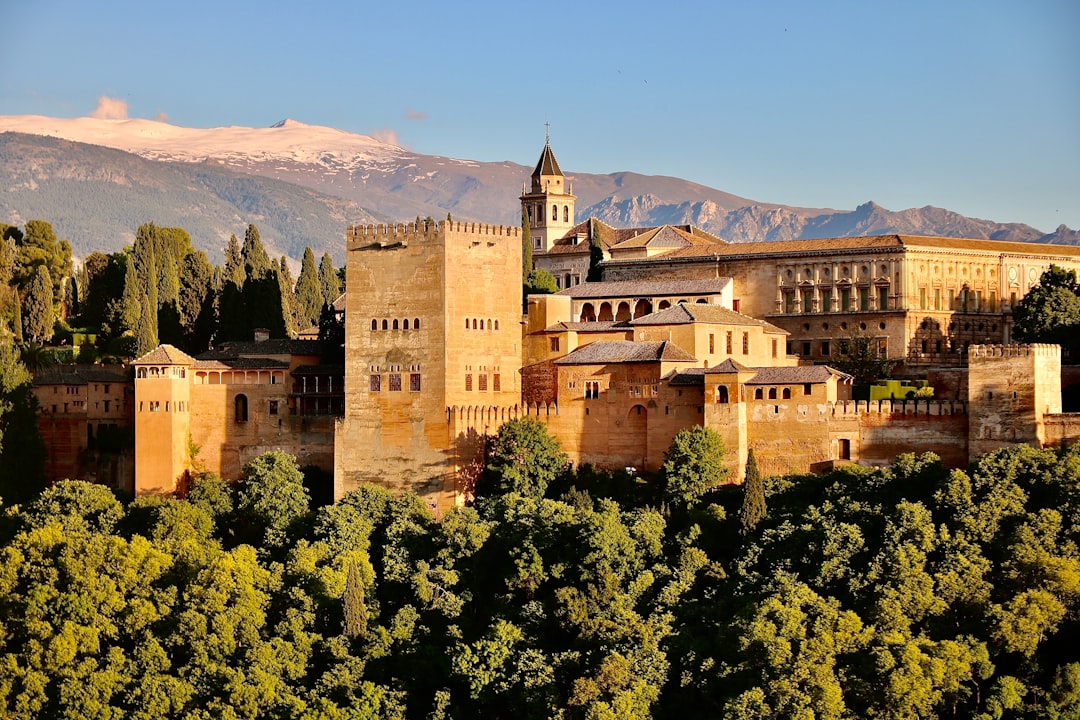 En este momento estás viendo Granada Guía de Viaje 2026: La Alhambra y Mucho Más – Descubre la Joya de Andalucía