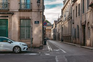 Lee más sobre el artículo ¿Vale la Pena Alquilar un Coche en Francia en 2026? Guía Completa y Consejos