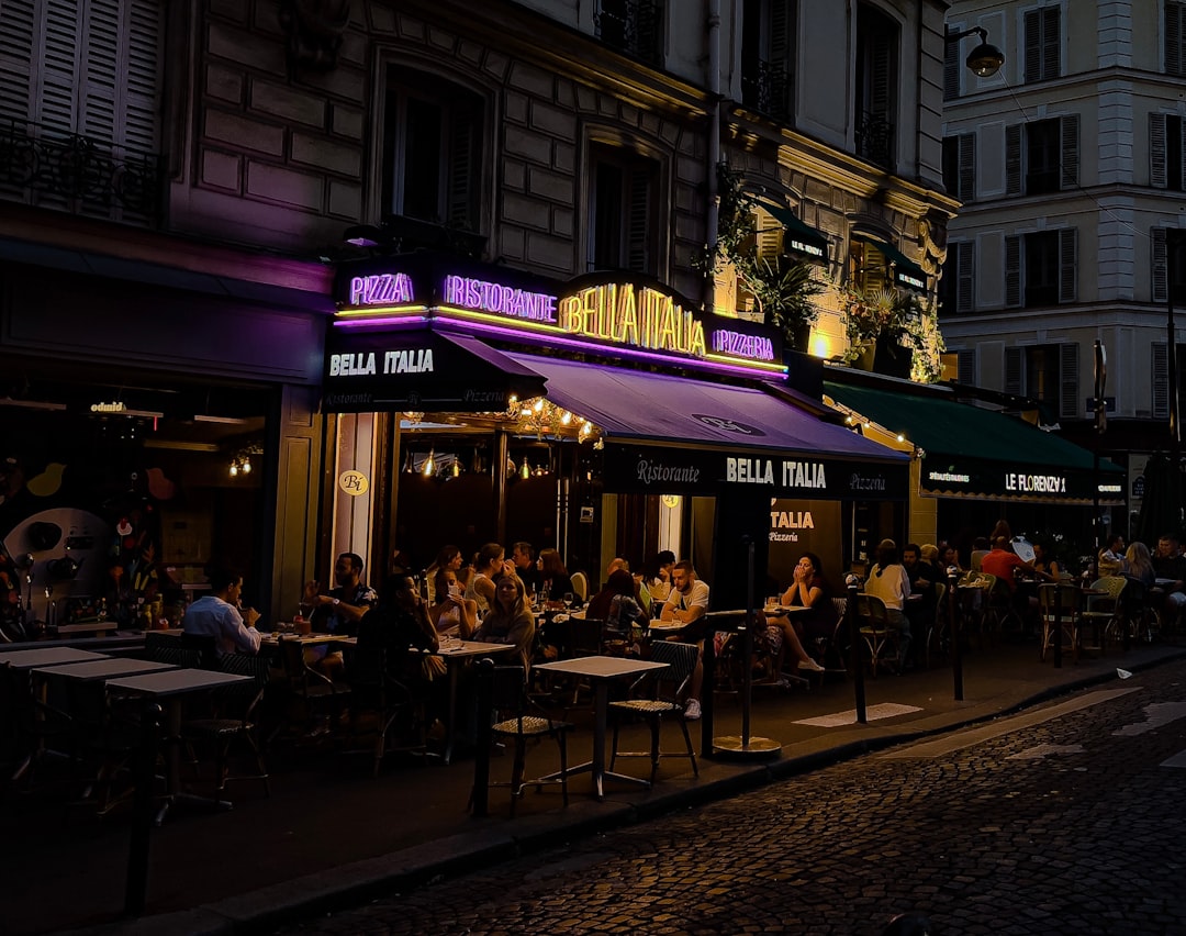 You are currently viewing Paris After Dark : Guide Complet de la Vie Nocturne et Expériences Uniques en 2026
