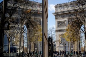 Lire la suite à propos de l’article Paris pour les Premiers Visiteurs vs Voyageurs Expérimentés : Guide Complet pour Découvrir la Ville Lumière