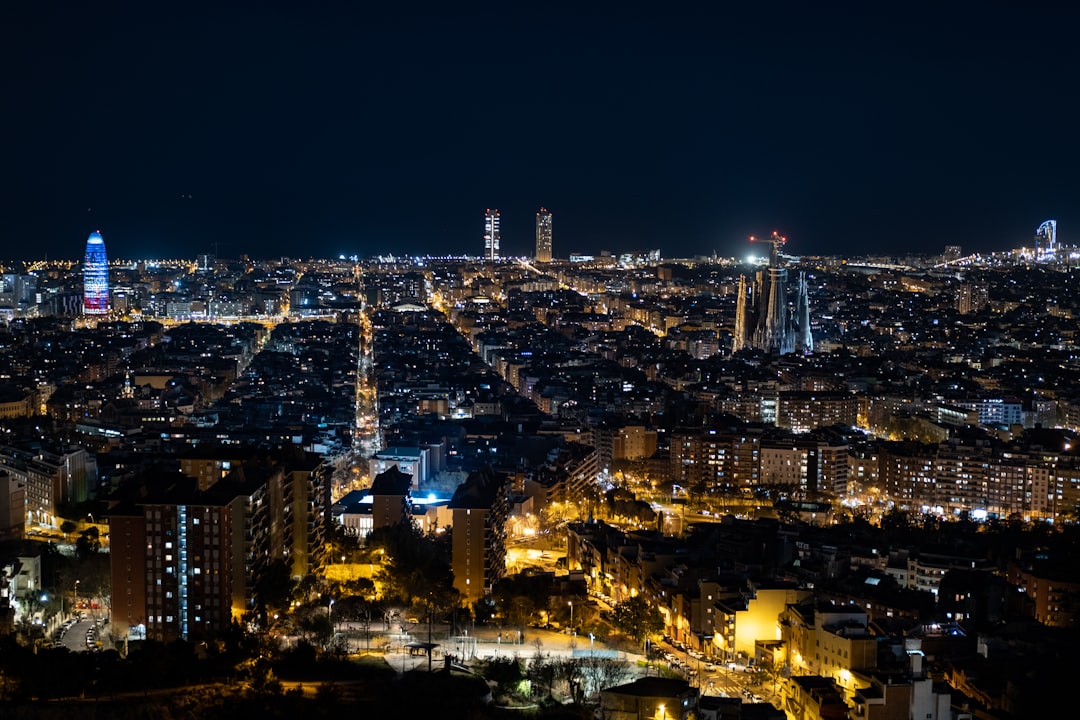 En este momento estás viendo Guía de la Vida Nocturna en España 2026: Las Mejores Ciudades para Disfrutar la Noche